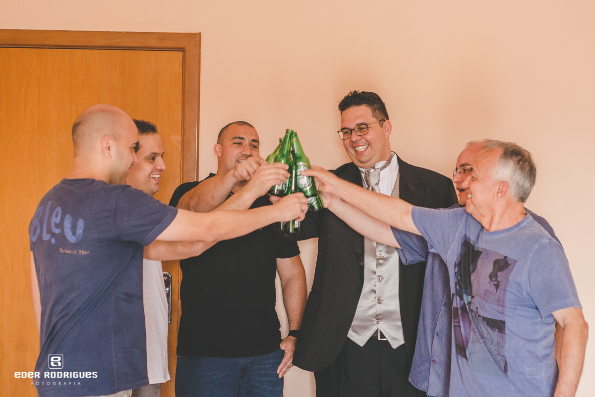Noivo brindando com os padrinhos