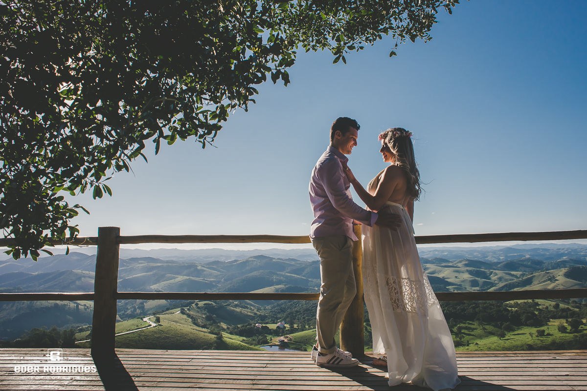 Casal se olhando no deck do Lavandário