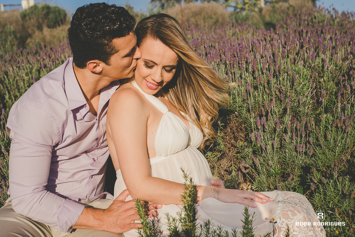 Casal se beijando nas flores de lavandas