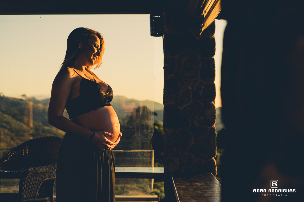 Grávida no pôr do sol do Lavandário