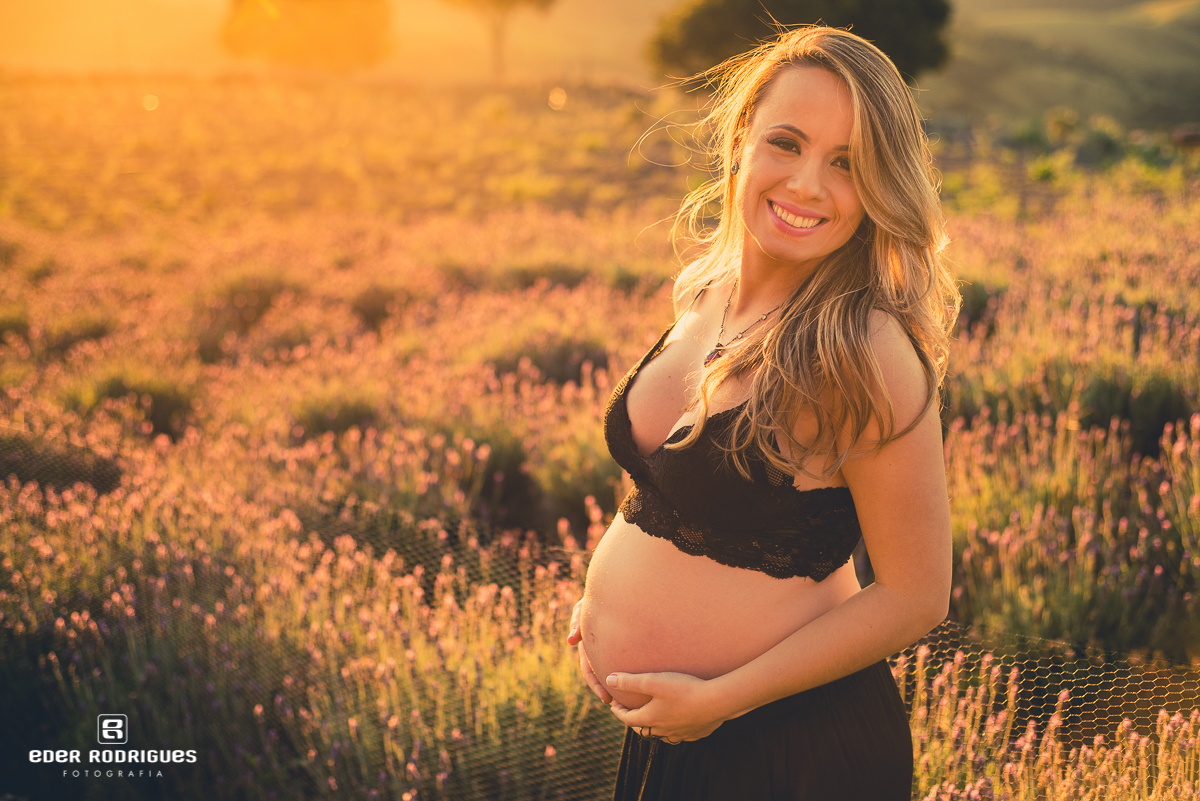 Gestante nas flores de lavandário