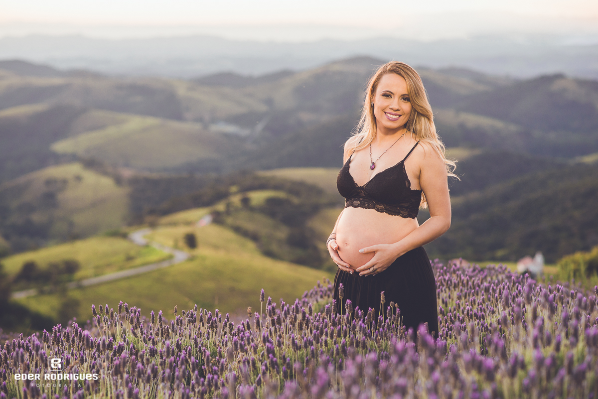 Gestante nas flores linda do lavandário