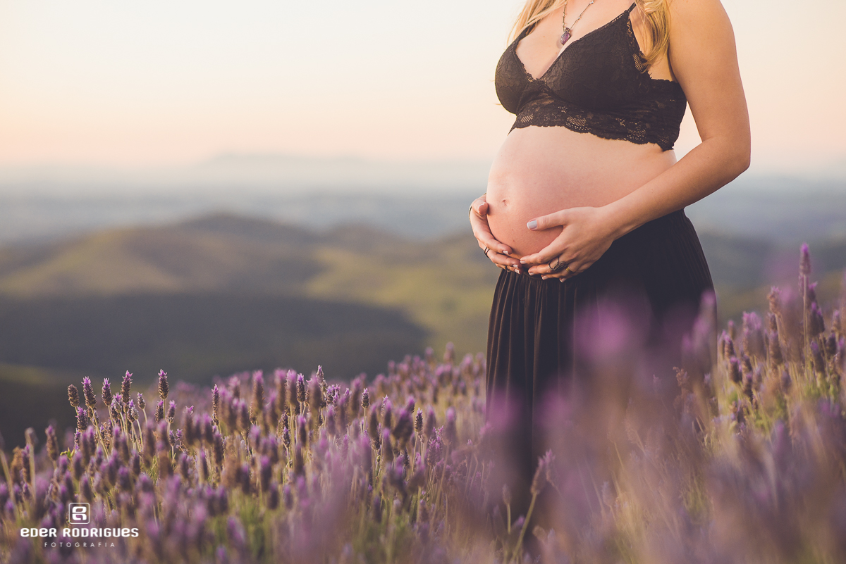 grávida mostrando a barriga nas flores de lavandário