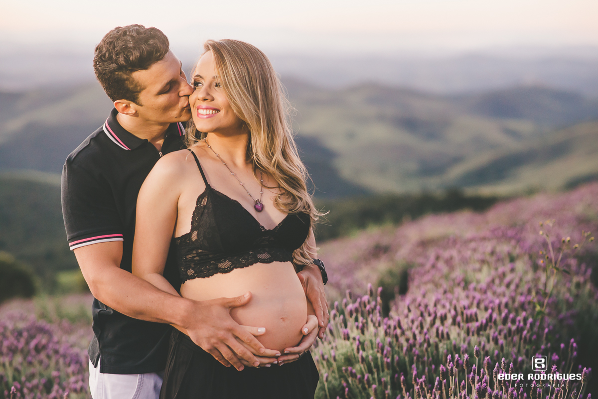 Casal se beijando nas flores de lavanda