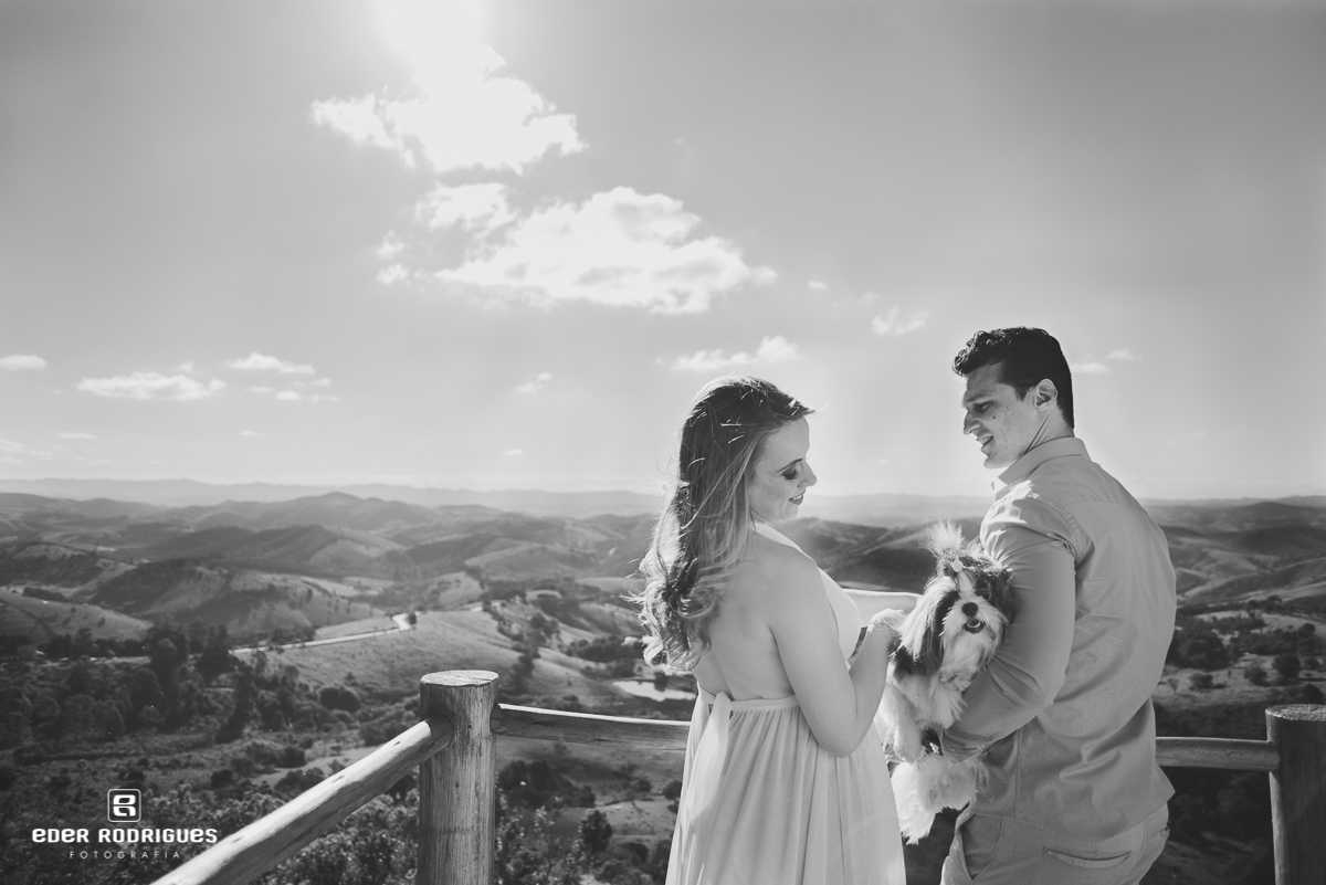 Casal com o cachorro no deck do Lavandário