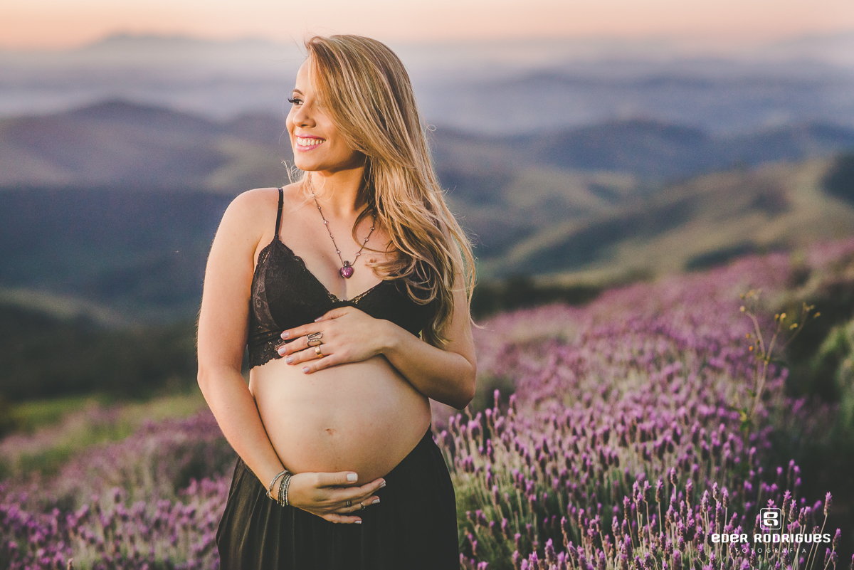 Gestante sorrindo nas flores do lavandário