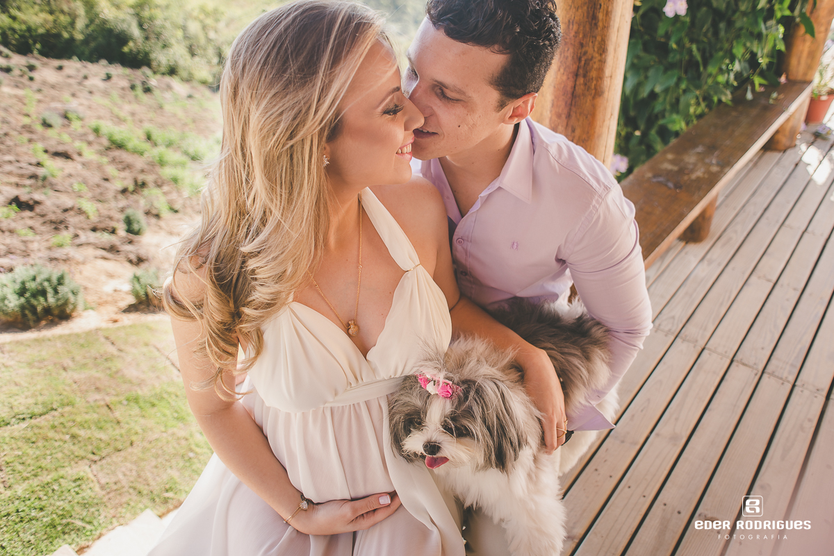 Casal com o cachorro no deck do Lavandário