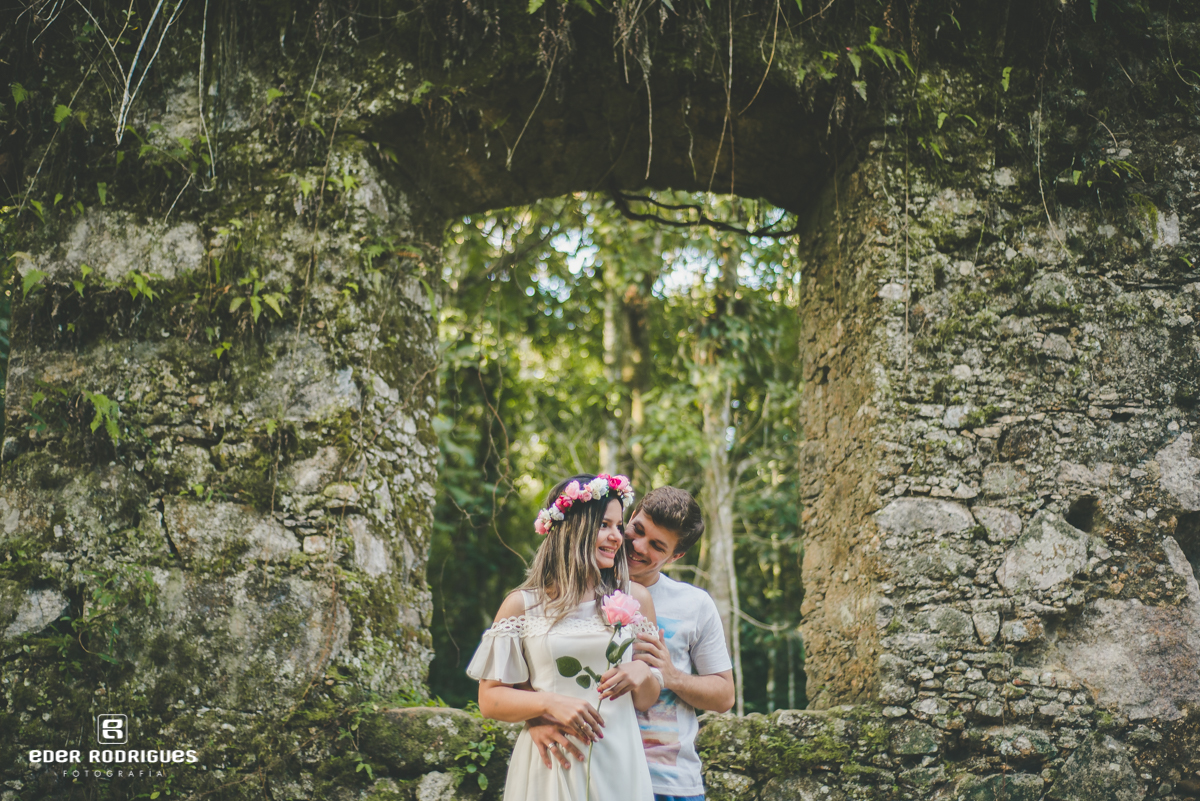 Noivo abraçando a noiva nas ruínas em Ubatuba