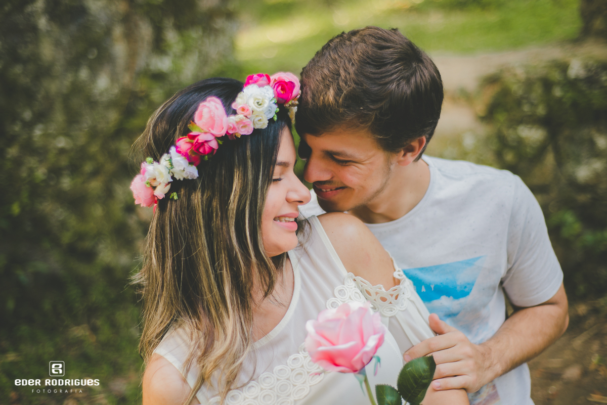 Noivo fazendo carinho na noiva nas ruínas em Ubatuba
