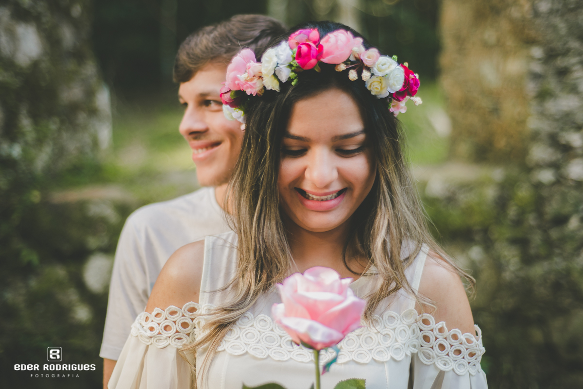 Noiva sorrindo nas ruínas em Ubatuba