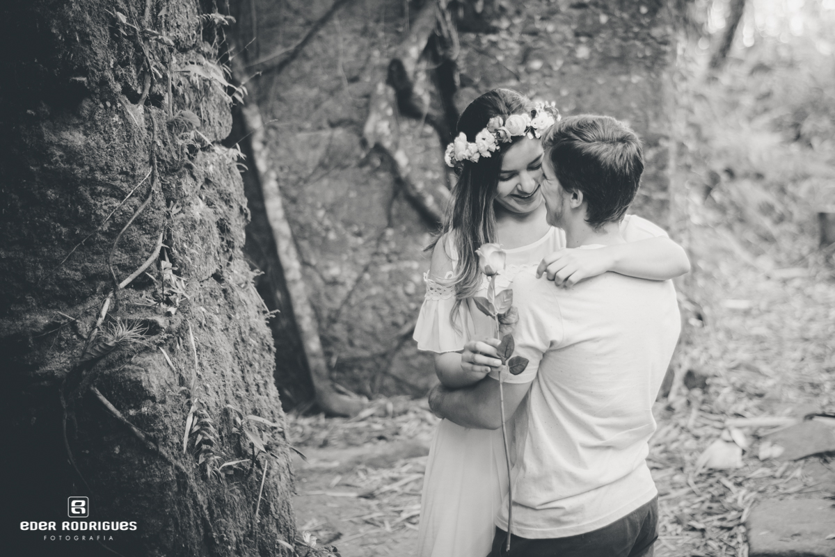 Noivos se abraçando na praia de Ubatuba