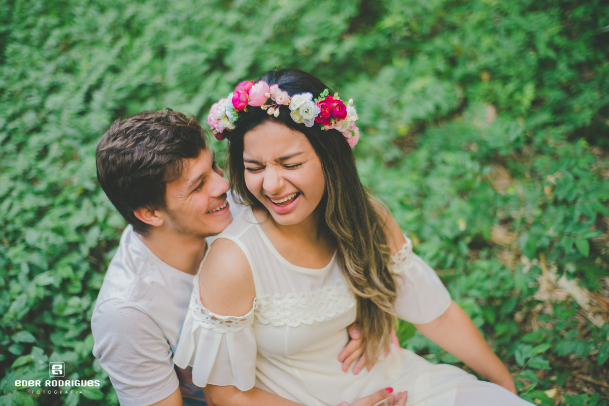 Noiva e noivo sorrindo nas ruínas em Ubatuba