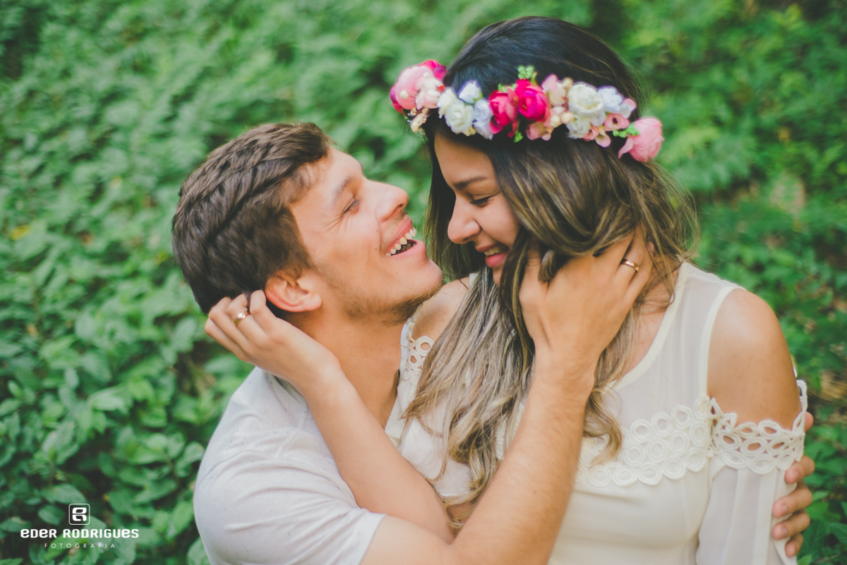 noivos sentados sorrindo nas ruínas em Ubatuba