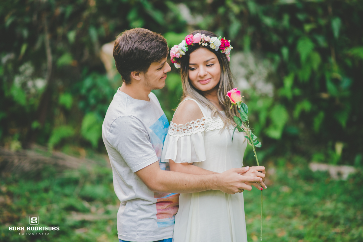 Noivos se abraçando na praia de Ubatuba
