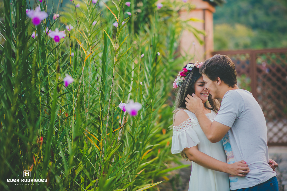 noivo fazendo carinho na noiva nas ruínas em Ubatuba