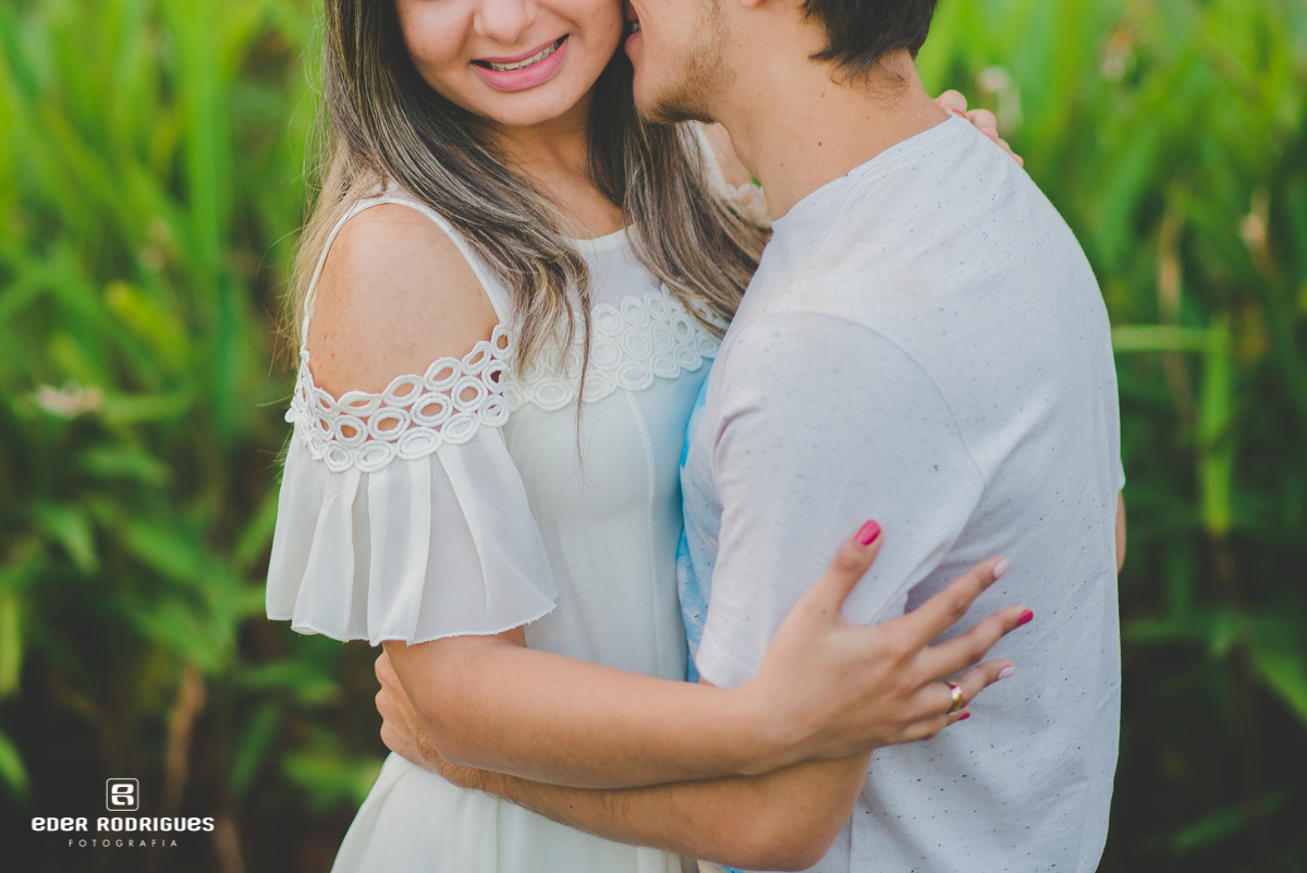 Noivo beijando a noiva no rosto em Ubatuba