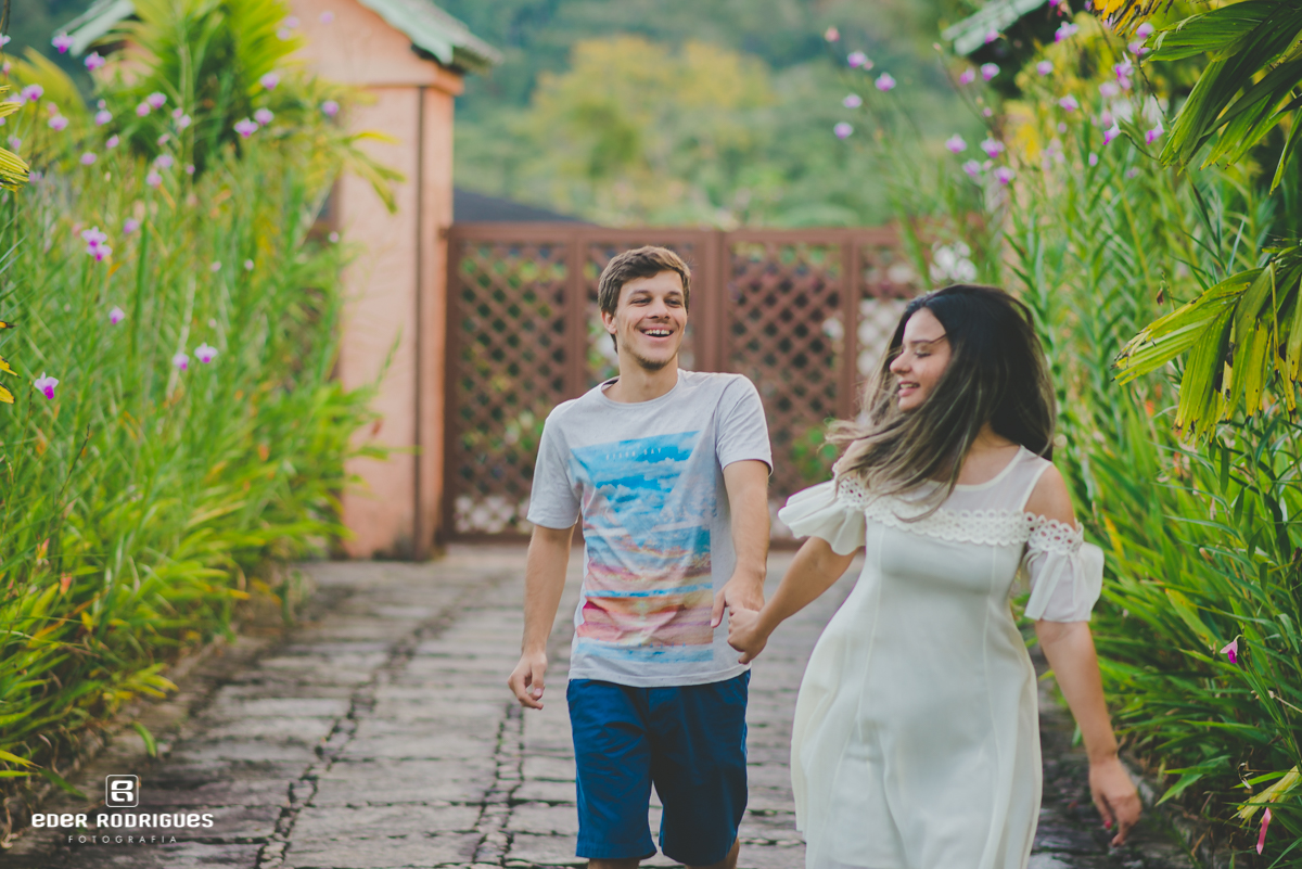 Noivos correndo nas flores