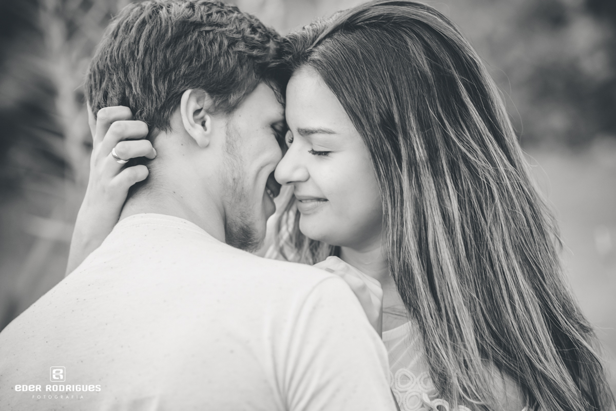 Noivo beijando a noiva em Ubatuba