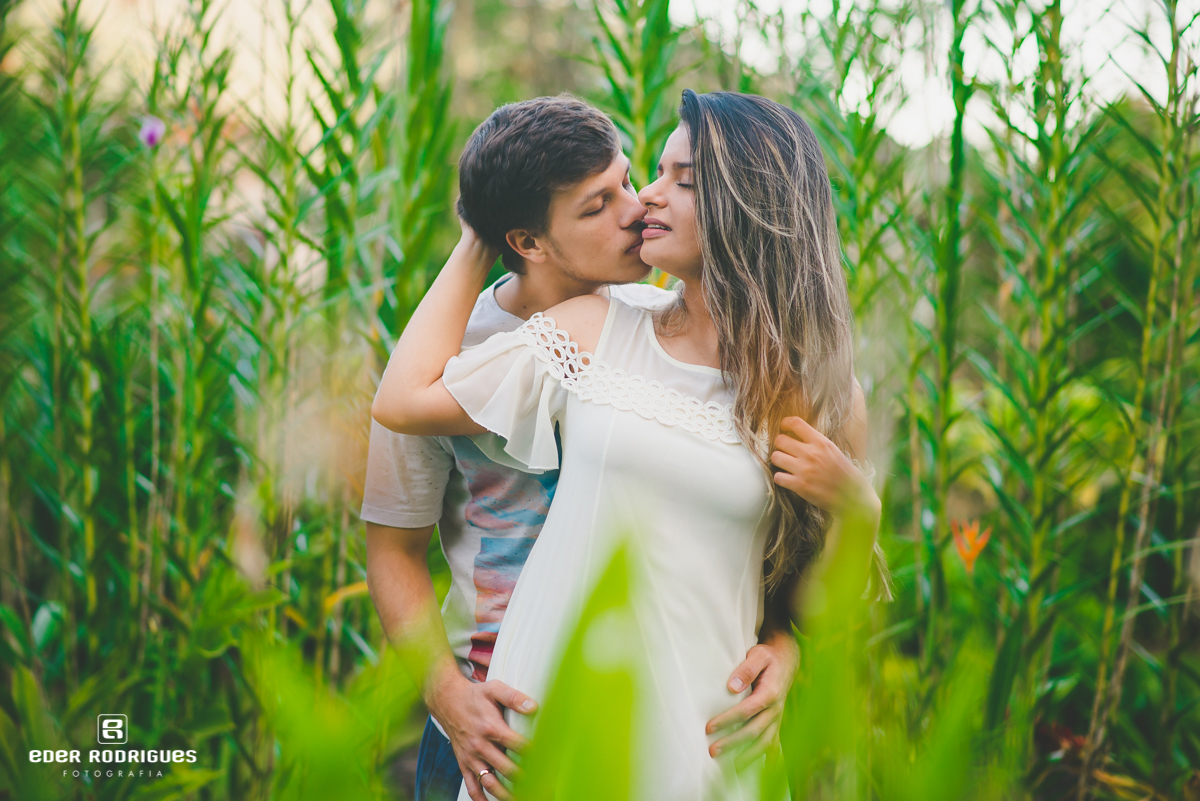 Noivo beijando a noiva em Ubatuba nas flores
