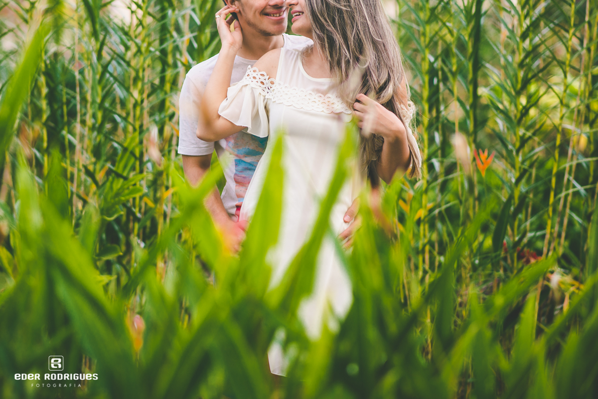 noiva fazendo carinho no rosto do noivo em Ubatuba