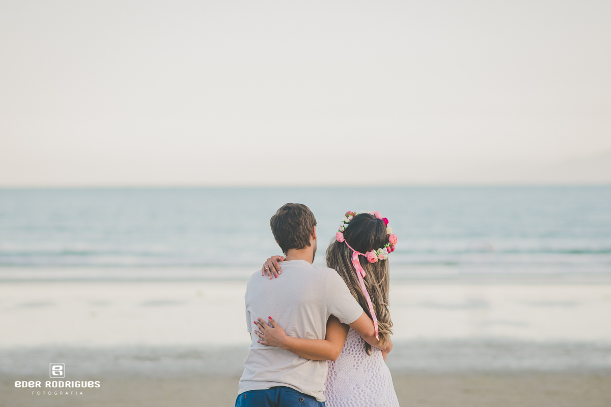 Noivos se abraçando na praia de Ubatuba