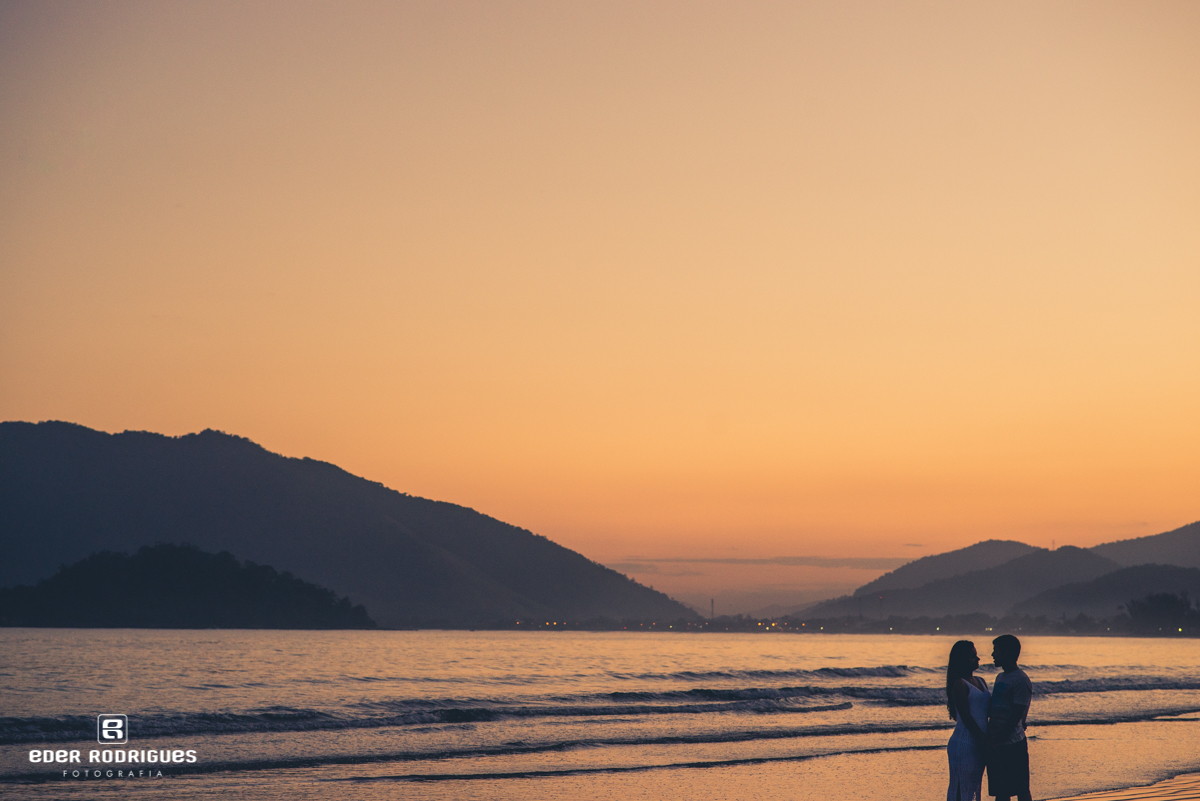 silhueta casal na praia de Ubatuba no pôr do sol