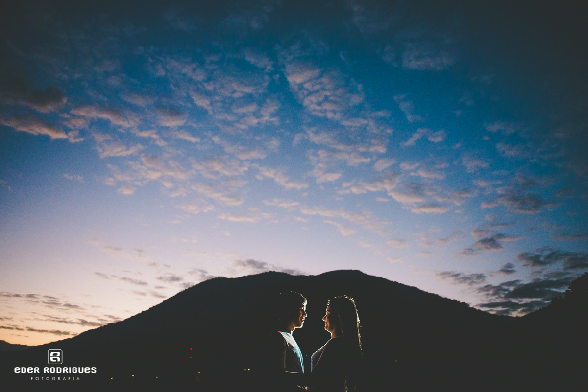Noivos se olhando na praia de Ubatuba no pôr do sol