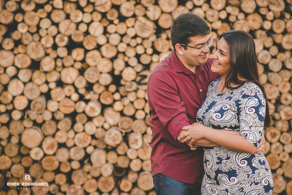 casal de noivos sorrindo na estação de trem em Guararema