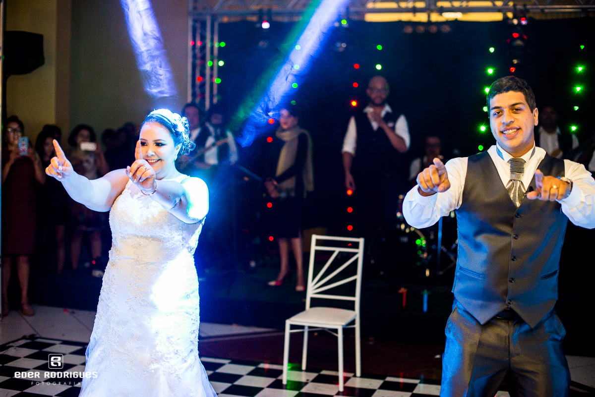 noivos dançando na festa de casamento em sjc