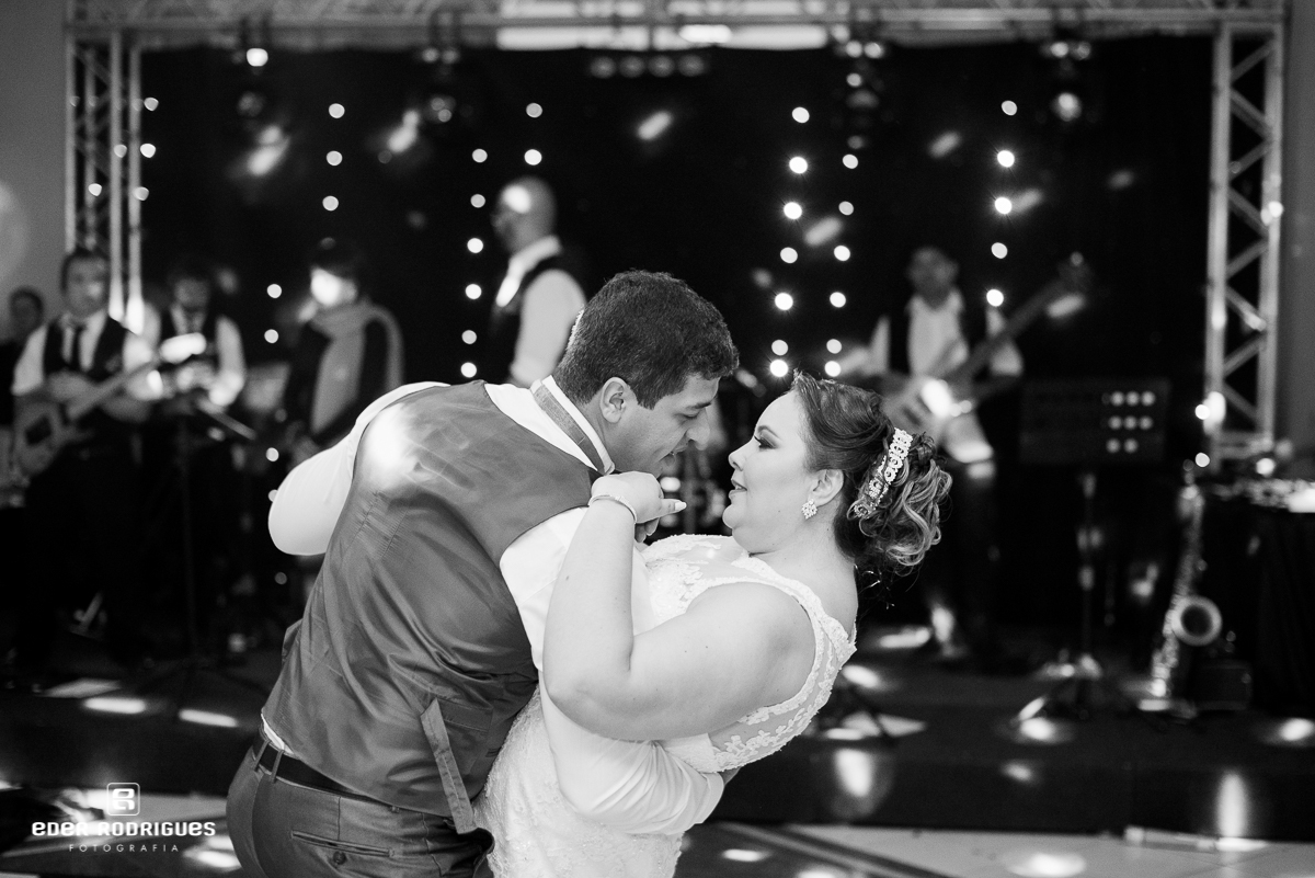 noivos dançando na festa de casamento 