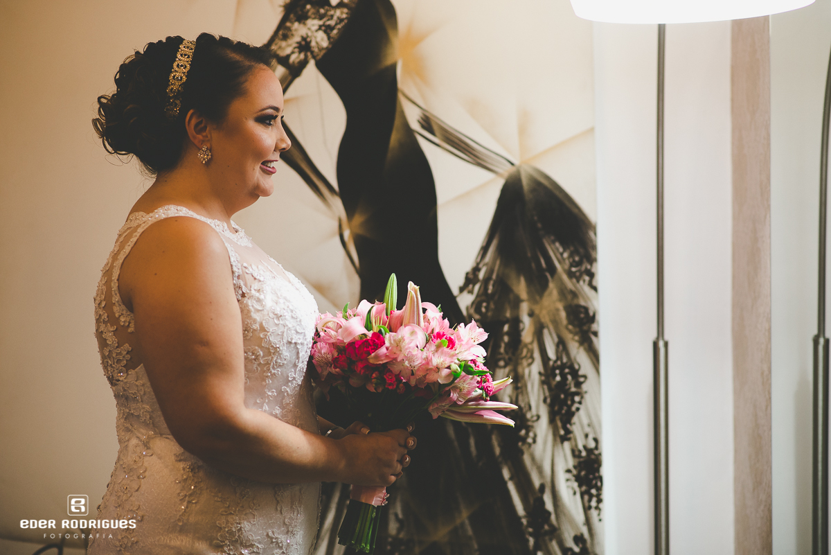 noiva olhando no espelho no making of