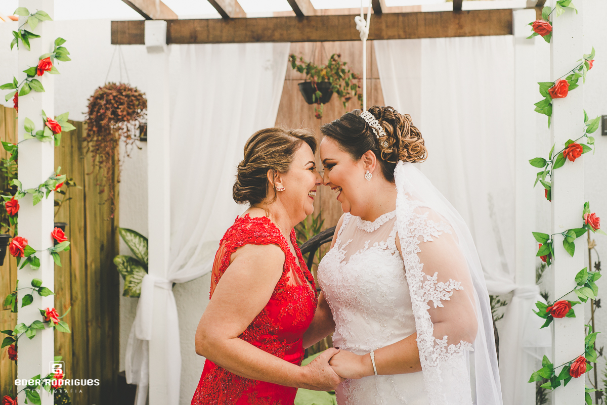 noiva e mãe sorrindo no making of
