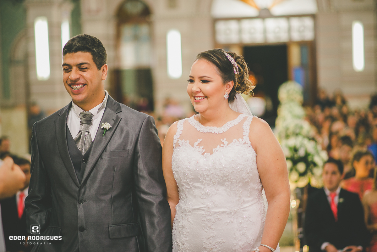 casal de noivos sorrindo na igreja matriz de sjc