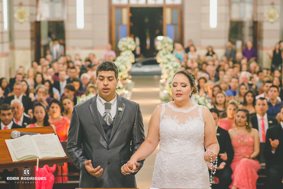 noivos rezando na igreja matriz de sjc