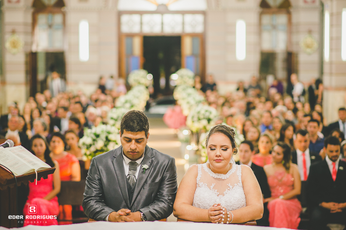 noivos rezando no casamento na igreja matriz de sjc