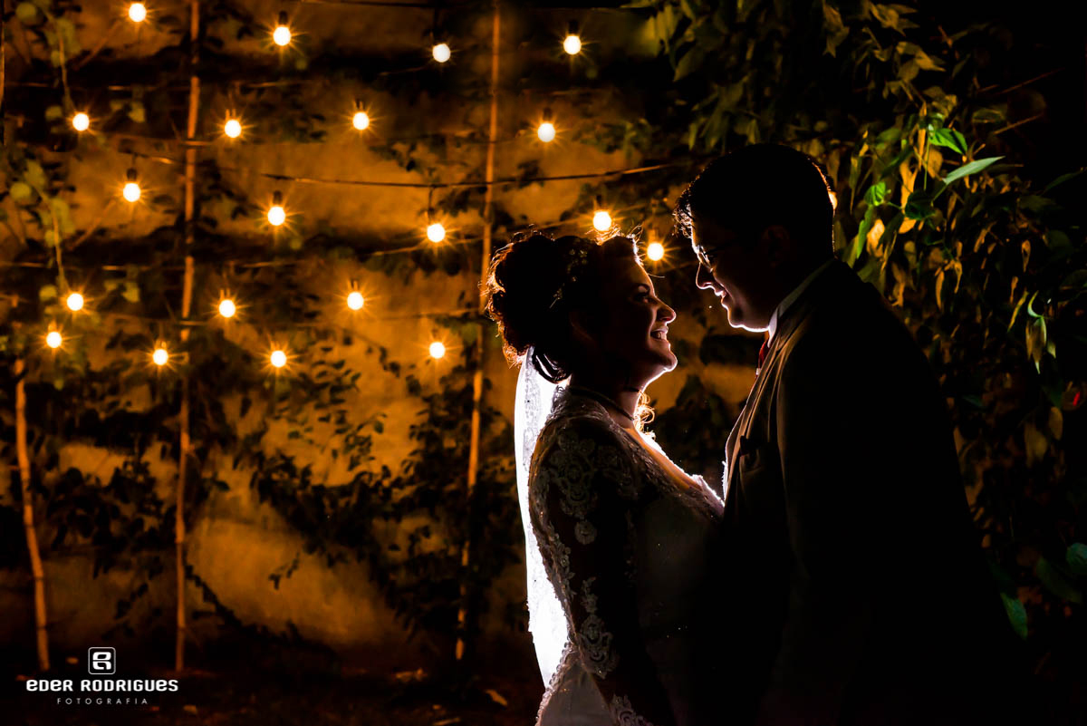 noivos se olhando com decoração  de bolinhas