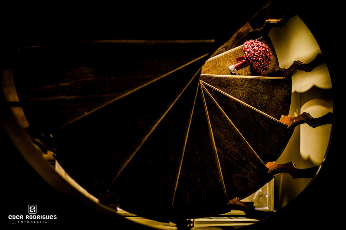 buquê na escada do making of