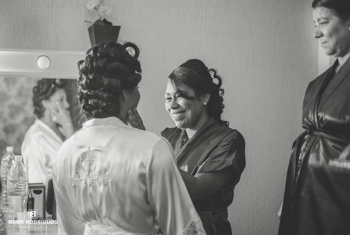 irmã fazendo carinho na noiva