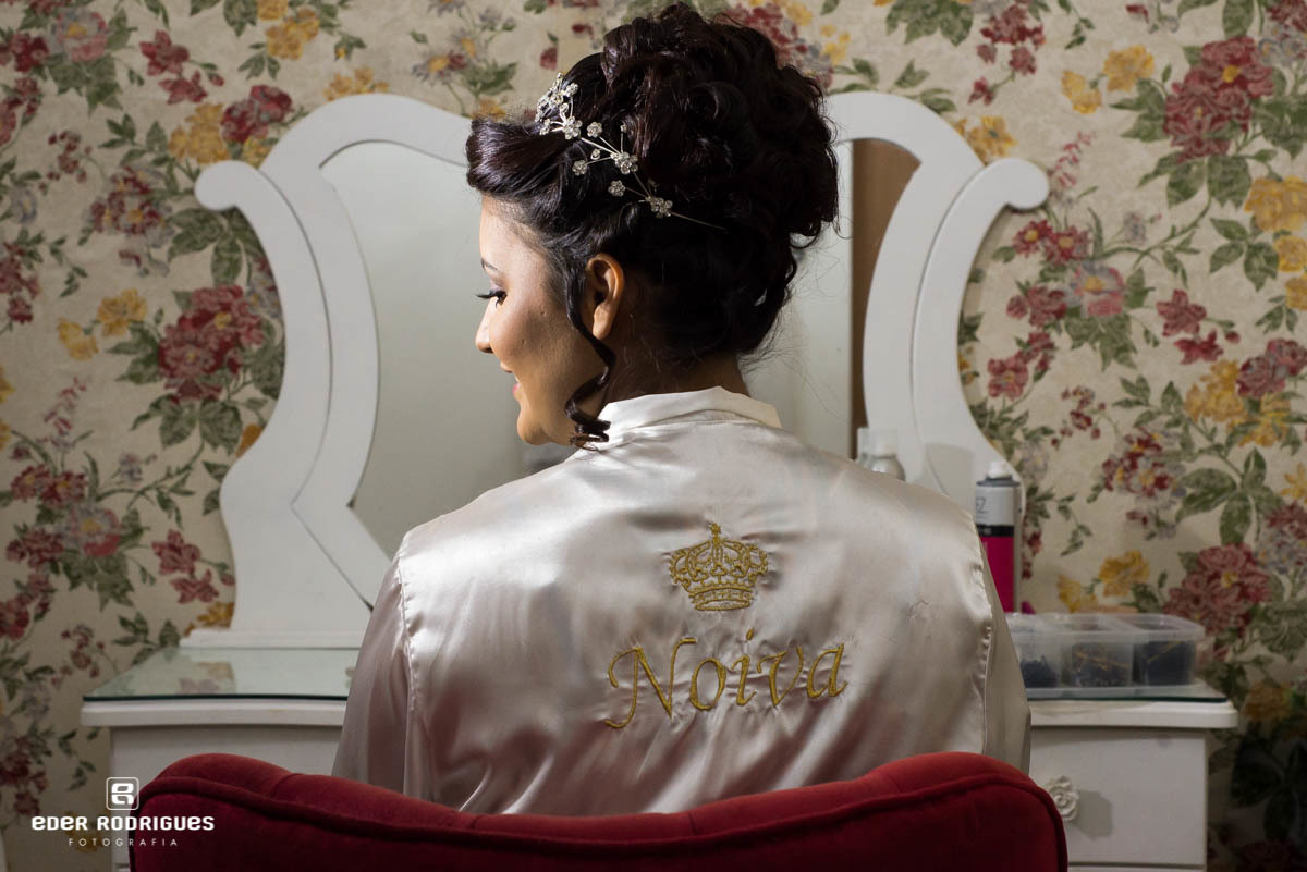 noiva com roupão no salão