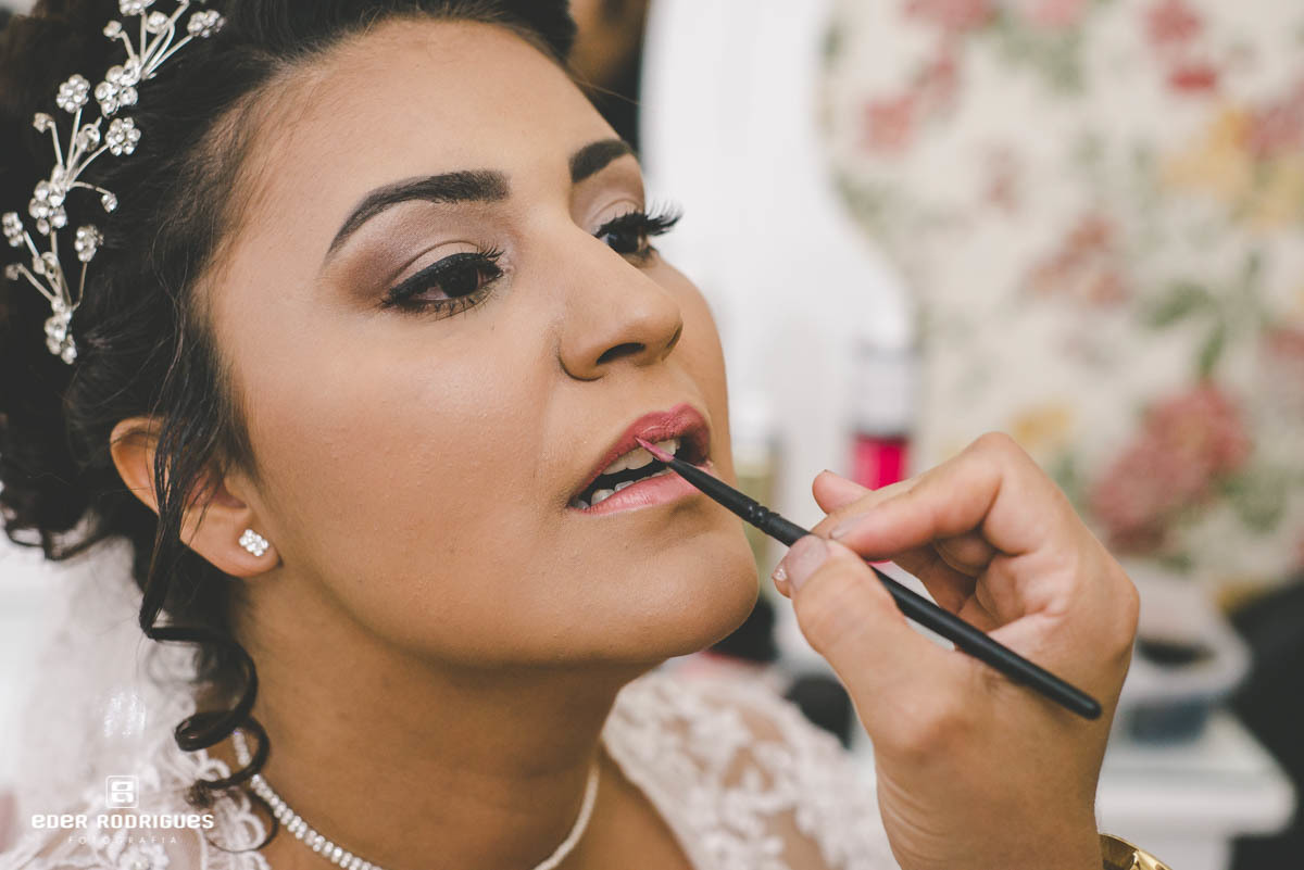 noiva passando batom no salão de cabelo em sjcampos
