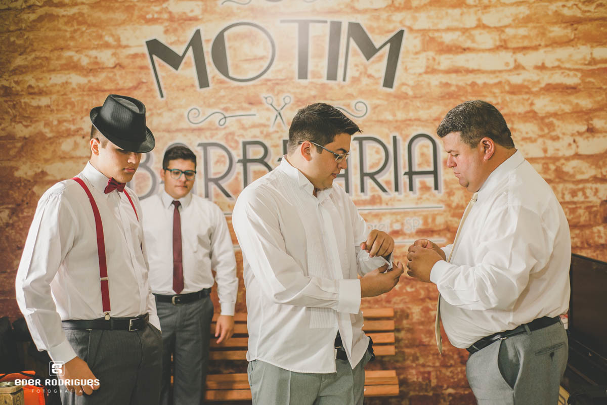 noivo se arrumando com o pai e os irmãos