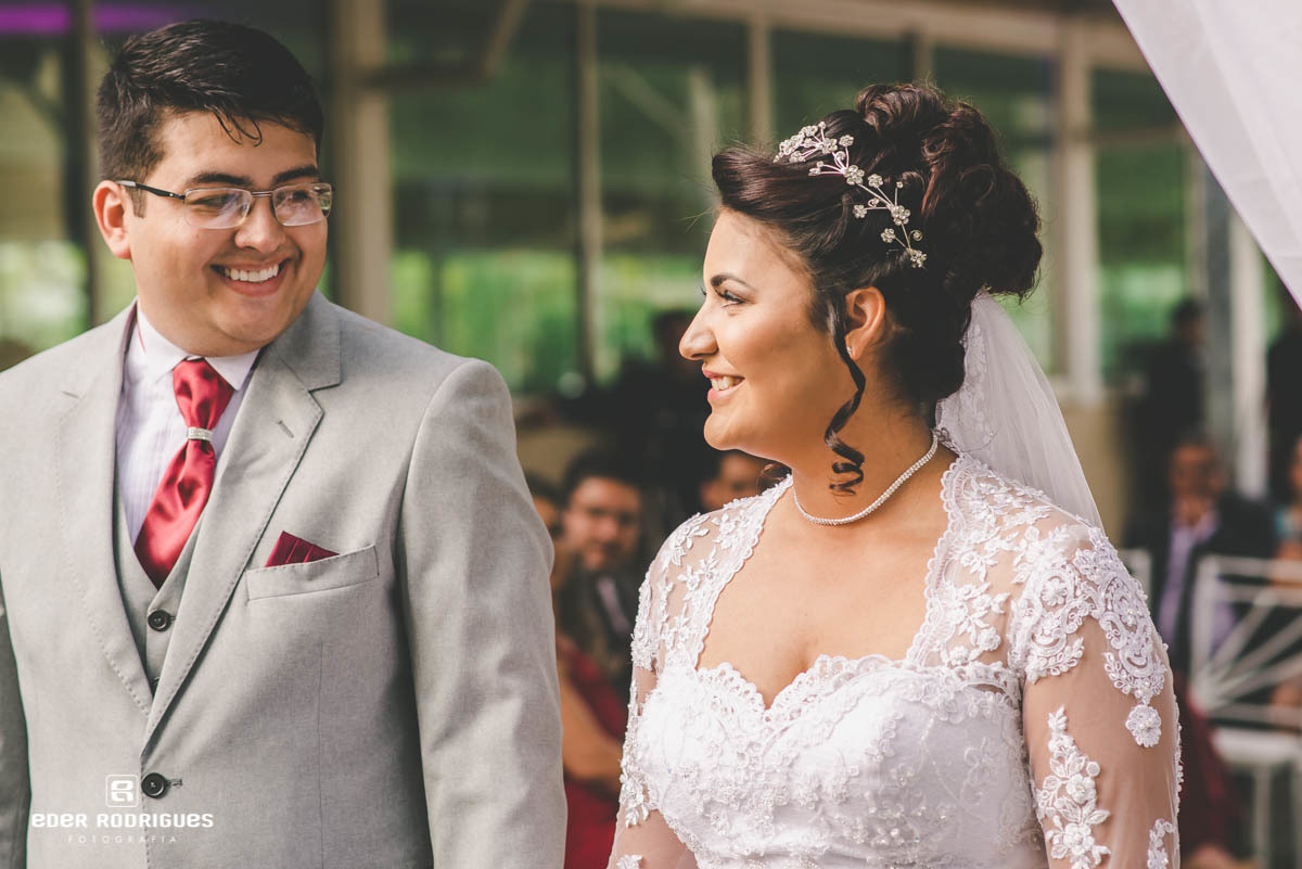 noivos se olhando no casamento no jardim do coroa imperial