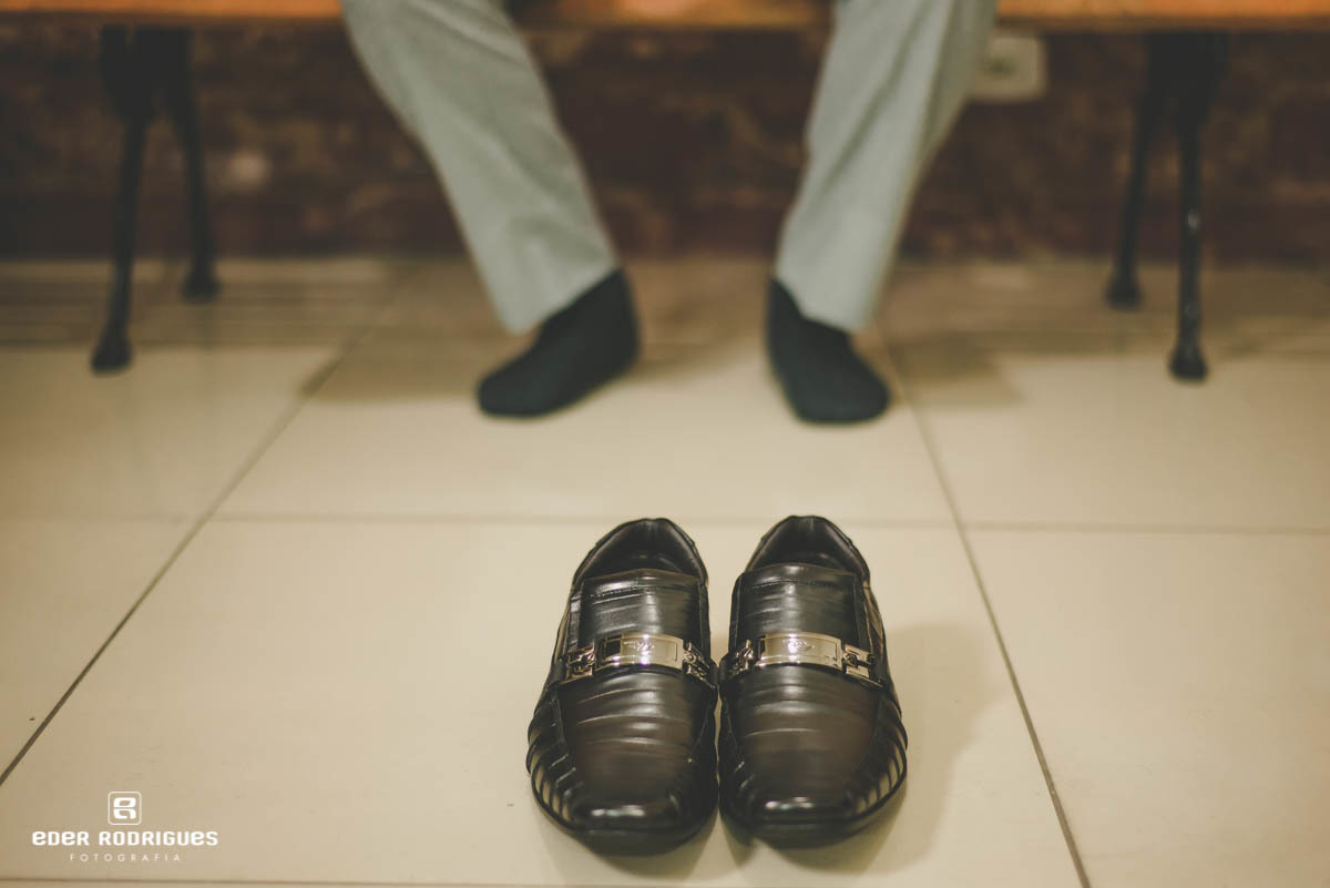 sapato do noivo na barbearia motim