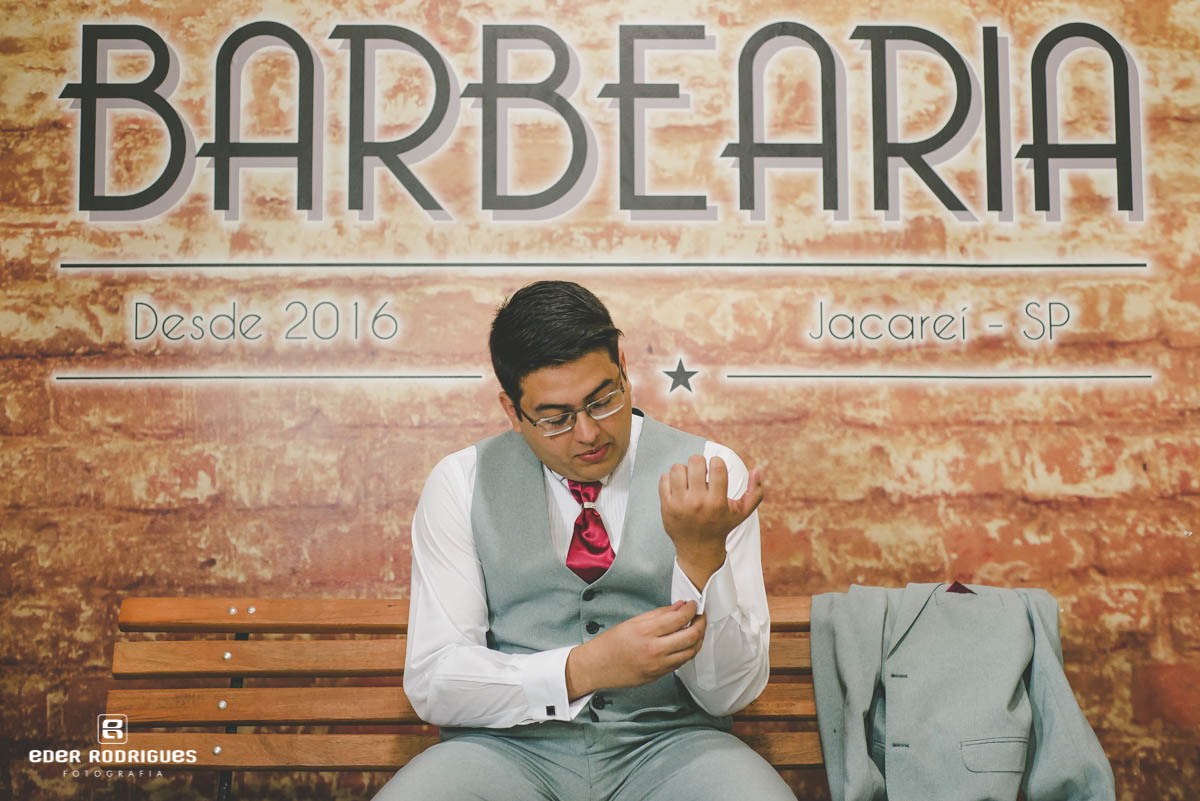 noivo  abotoando camisa na barbearia motim