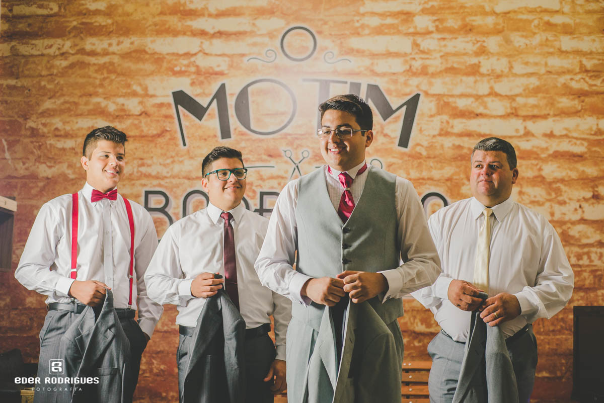 noivo e os irmãos sorrindo junto com o pai na barbearia em jacarei