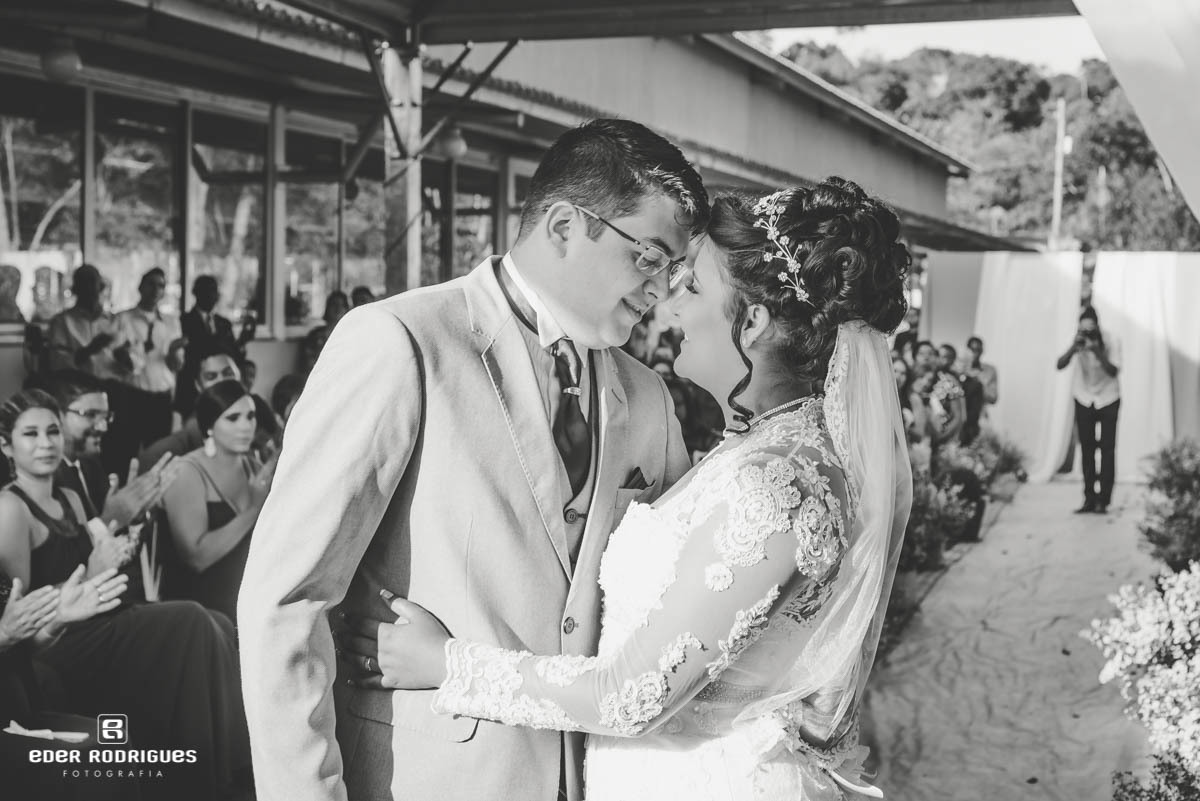 noivos se beijando no coroa imperial