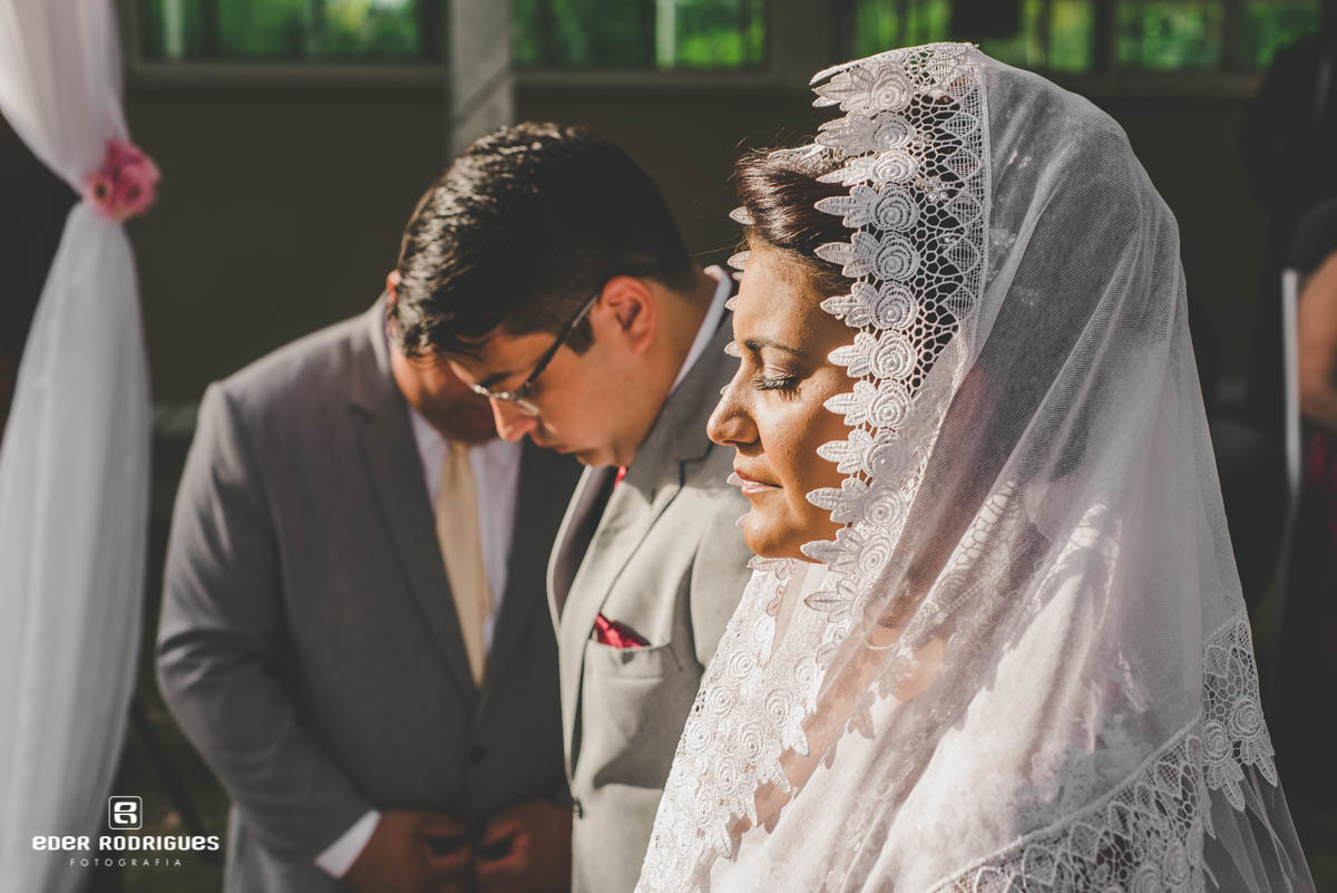 noivos rezando no casamento em sjc