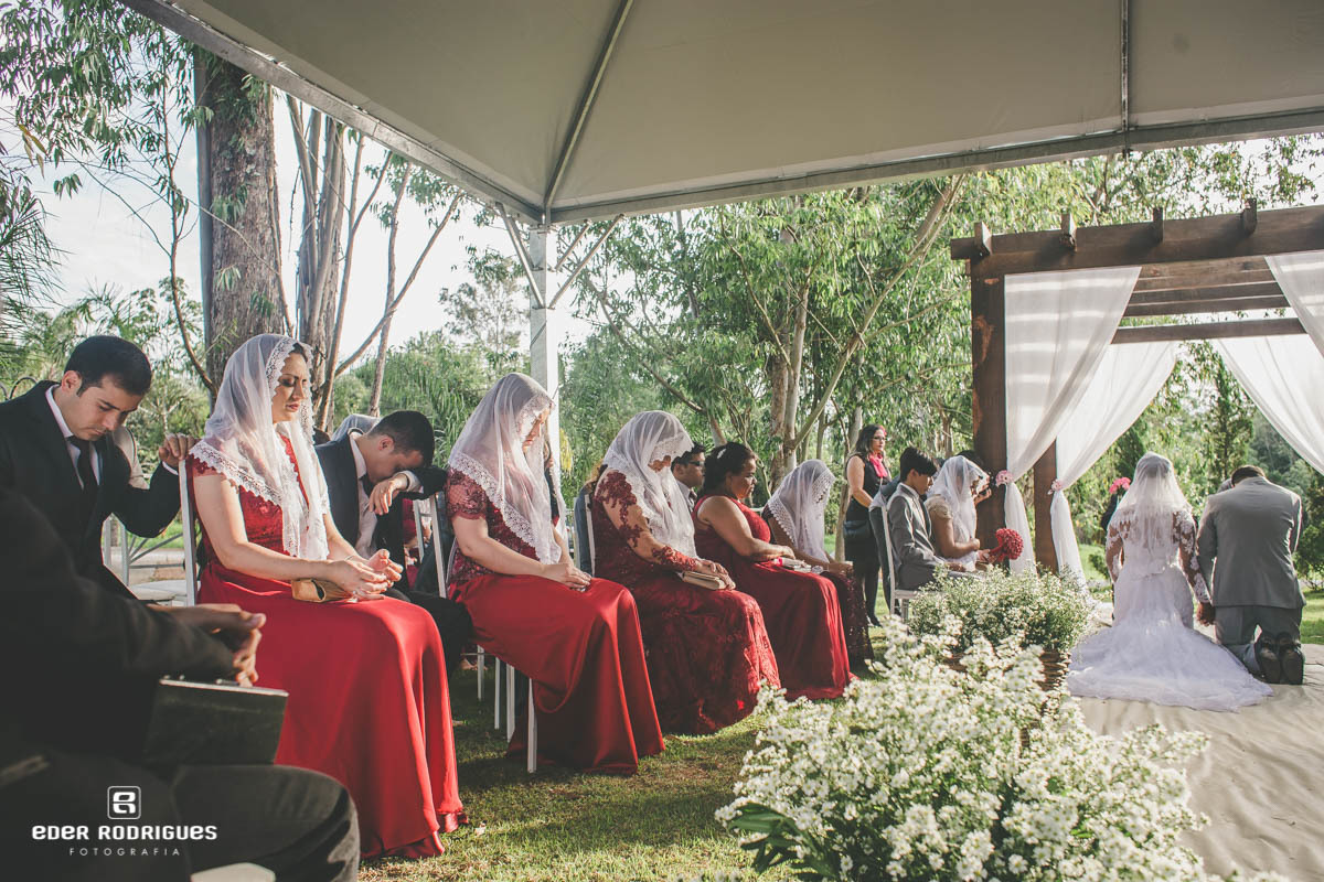 noivos rezando no casamento no coroa imperial