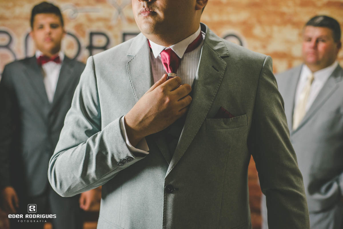 noivo arrumando a gravata
