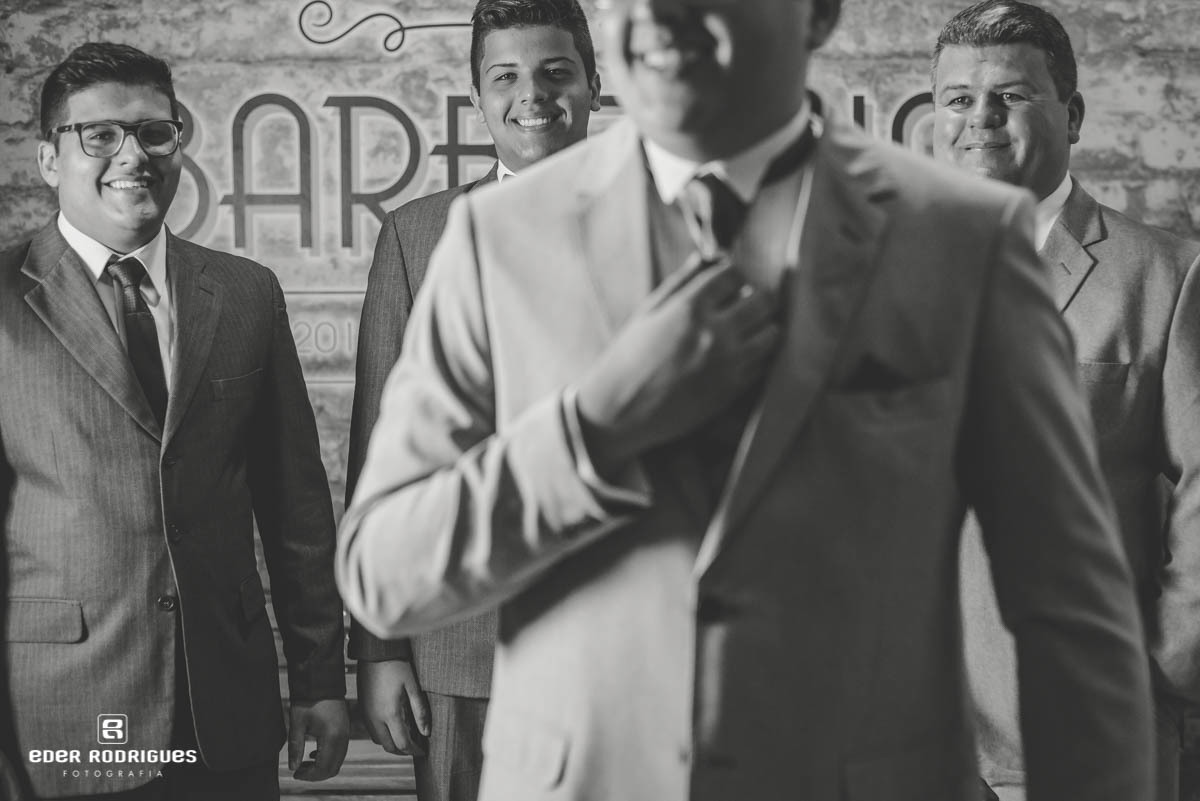 noivo arrumando a gravata com o pai